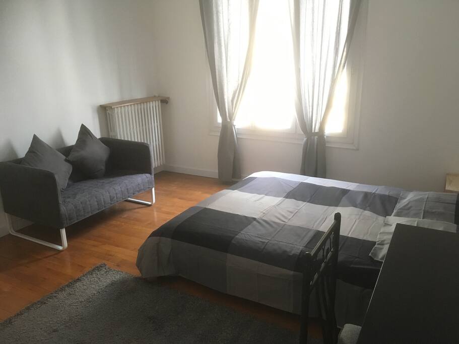 2 grands chambres lumineuse : chaque chambre a 19m2, avec un grand lit double comfortable, table chevet, 1 bureau et chaise pour espace travail.