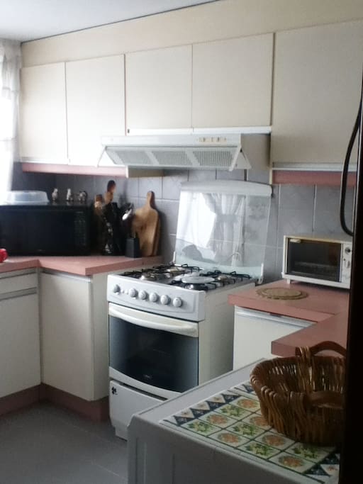 Cocina, microondas, horno, vajilla, utensillos