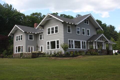 Spacious 6 Bedroom on Lake Winnisquam