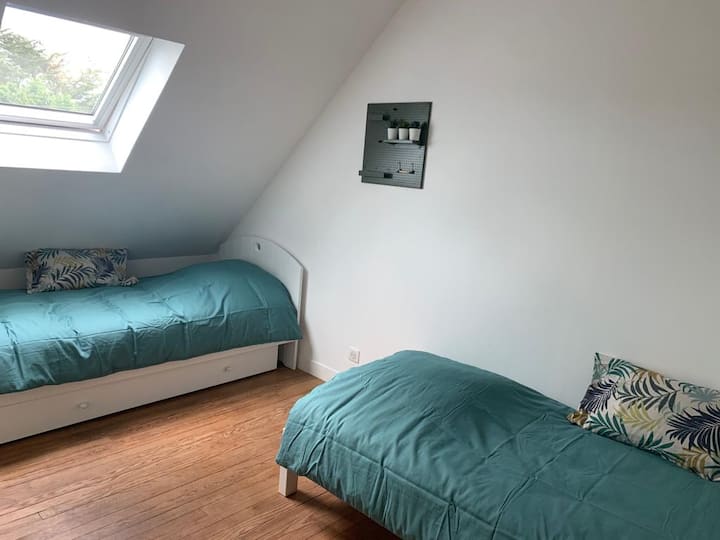 Chumba cha "Asili", ghorofa ya 2, vitanda 2 vya mtu mmoja.