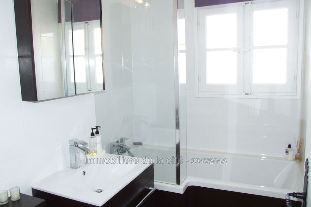 Ensuite modern bathroom on mezzanine