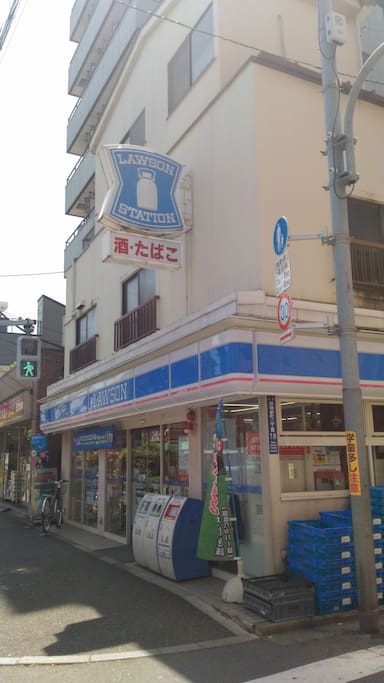 24 hour convenience store adjacent