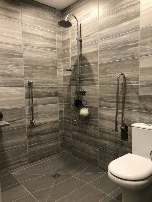 Roll in en suite wet room