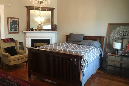 Relaxed Space in a Hip Foodie-hood