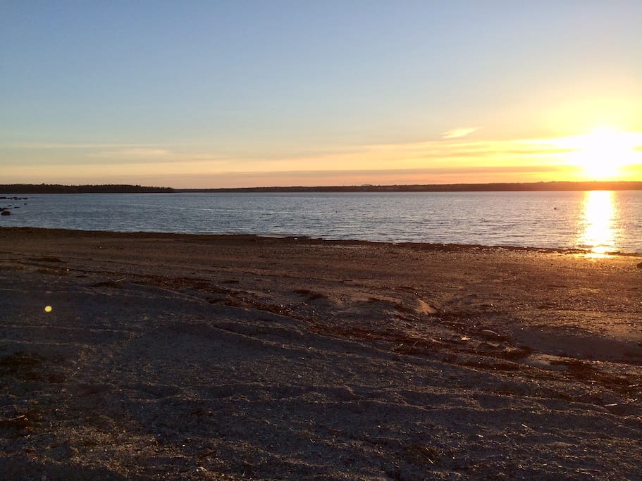 Hadley Point Beach is a few minutes walk from the house. Great for BBQ's & boating.
