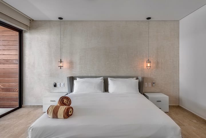 El dormitorio #2 también incluye cargadores USB y un pequeño patio privado.