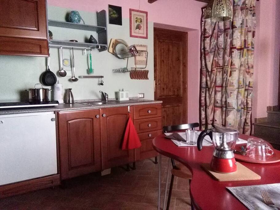 La zona soggiorno-cucina.