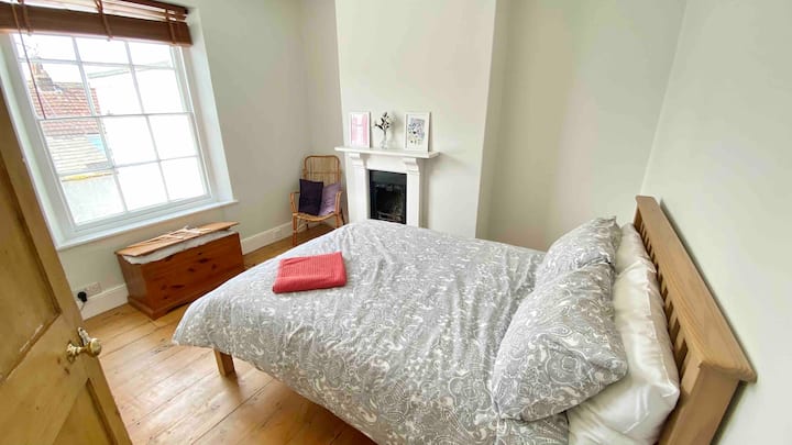 חדר שינה 2 - Ff אחורי כפול עם שידת מגירות וחלל תלייה עם קולבים.  
כמו כל חדרי השינה האחרים, יש לפיד חירום טעון אם אי פעם יש הפסקת חשמל.