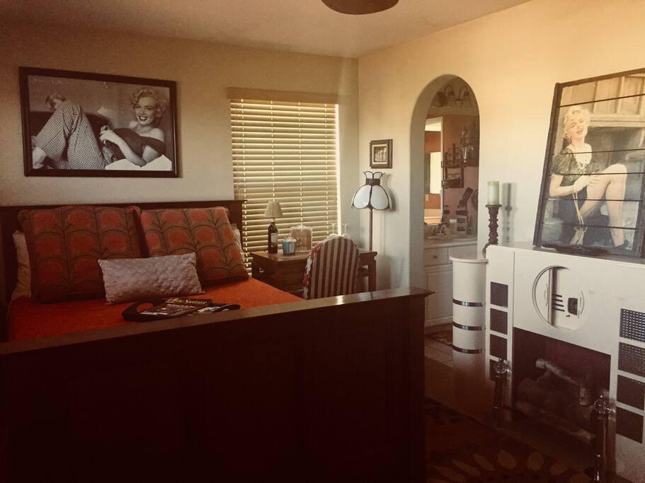One of my favorite rooms ! Marylin Monroe decor and a retro feel to the room takes you back in time. There is a large TV and internet access ready to go.
It has a queen size bed with a super comfy memory foam mattress.