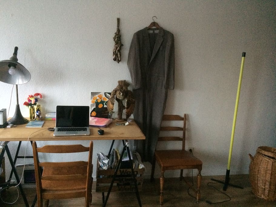 Blick vom Sofa auf den Schreibtisch