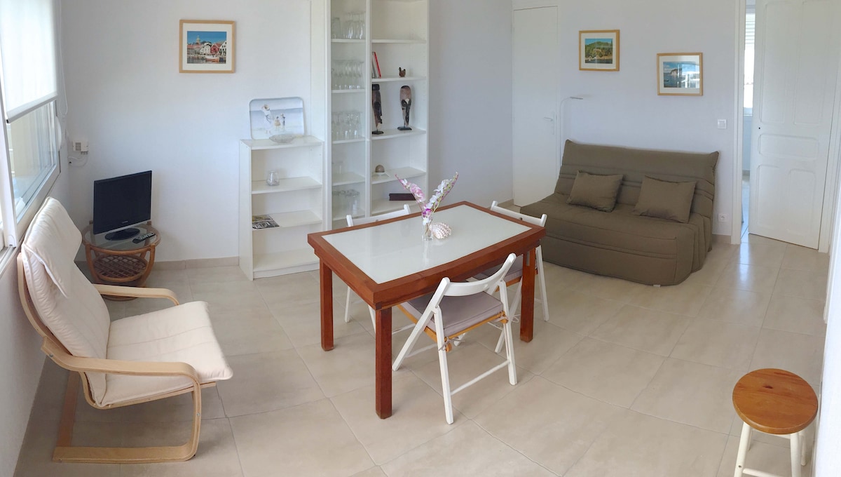 סלון עם אזור טלוויזיה וכורסה.