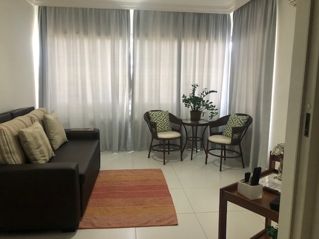 ห้องนั่งเล่นติดแอร์พร้อมทีวีท้องฟ้า WI-FI วิวสระว่ายน้ำ