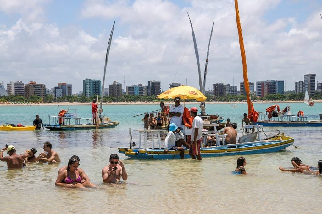 Praia de Pajuçara , ficamos a 10 minutos de Onibus urbano .