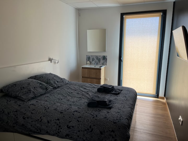 غرفة نوم 4 بسرير مزدوج 140 × 190 وسرير قابل للسحب 90 × 190
تلفزيون بمقاس 82 سم مع Netflix
حوض الأثاث/المرآة
نافذة أرجوحة الباب