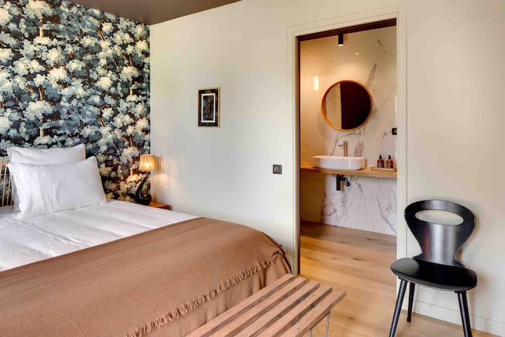 Მასტერ სუიტა 1 სართულზე, საწოლი 180x200.