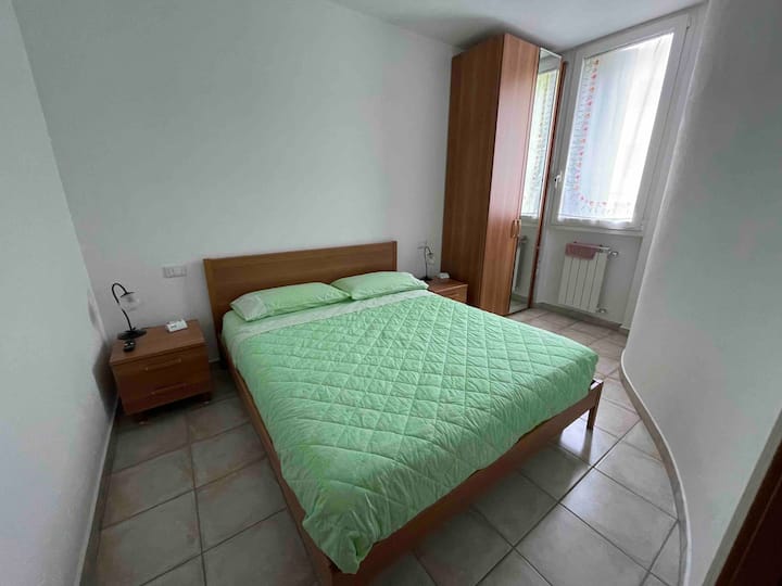 غرفة النوم الأولى بالطابق الأرضي للتلفزيون