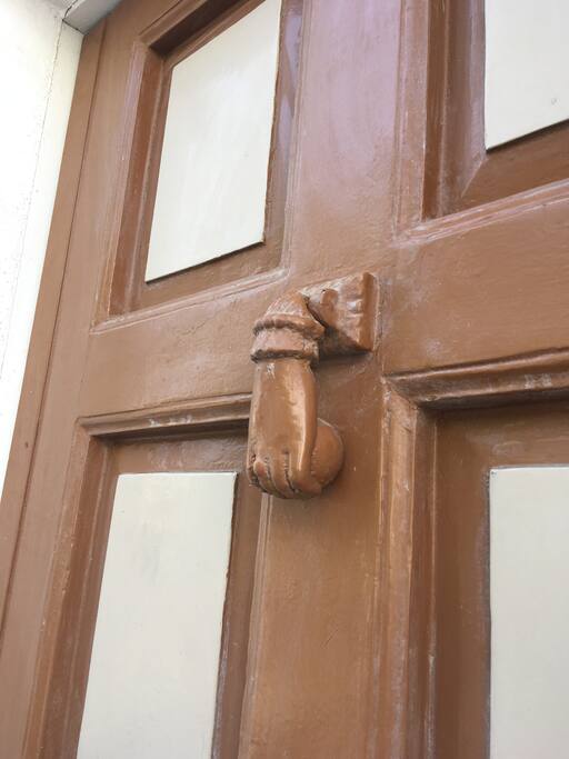 Detail on the entrance door from the street