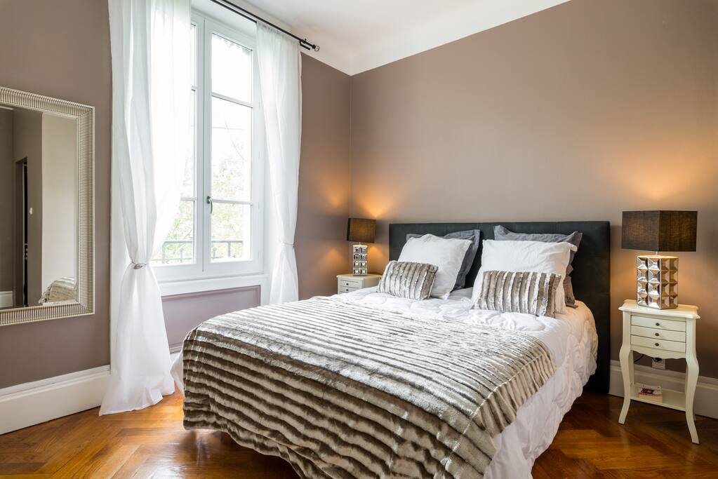 Chambre avec un lit king-size 2 places, très confortable cosy et lumineuse avec dressing