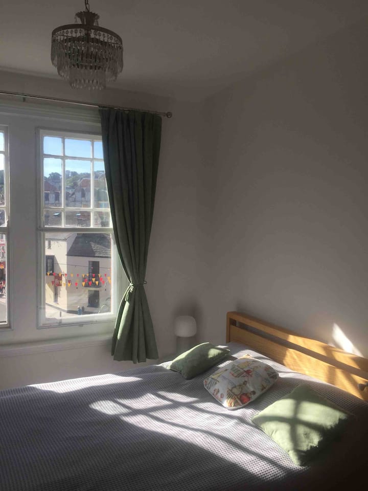 Dormitorio principal con sol matutino y una nueva lámpara de cama Sonos.
Siéntate por la mañana y disfruta de las vistas del mar mientras te tomas una taza de té