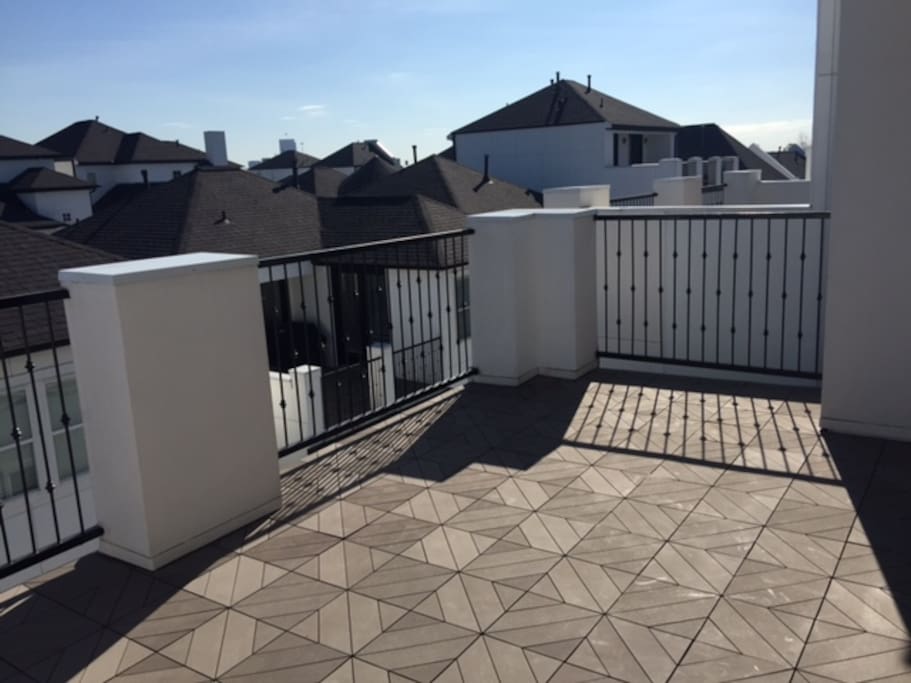 Fourth floor rooftop deck with views of downtown