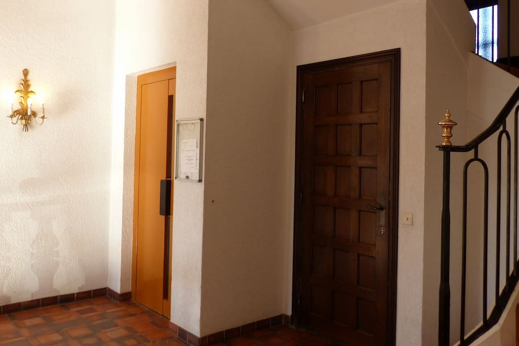 Le hall de l'immeuble