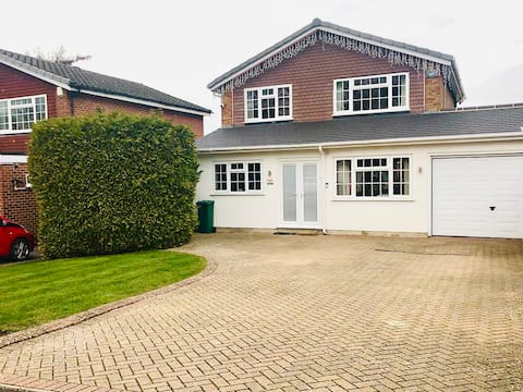 Lovekush Epsom/Banstead 5 Bedrooms, London Views