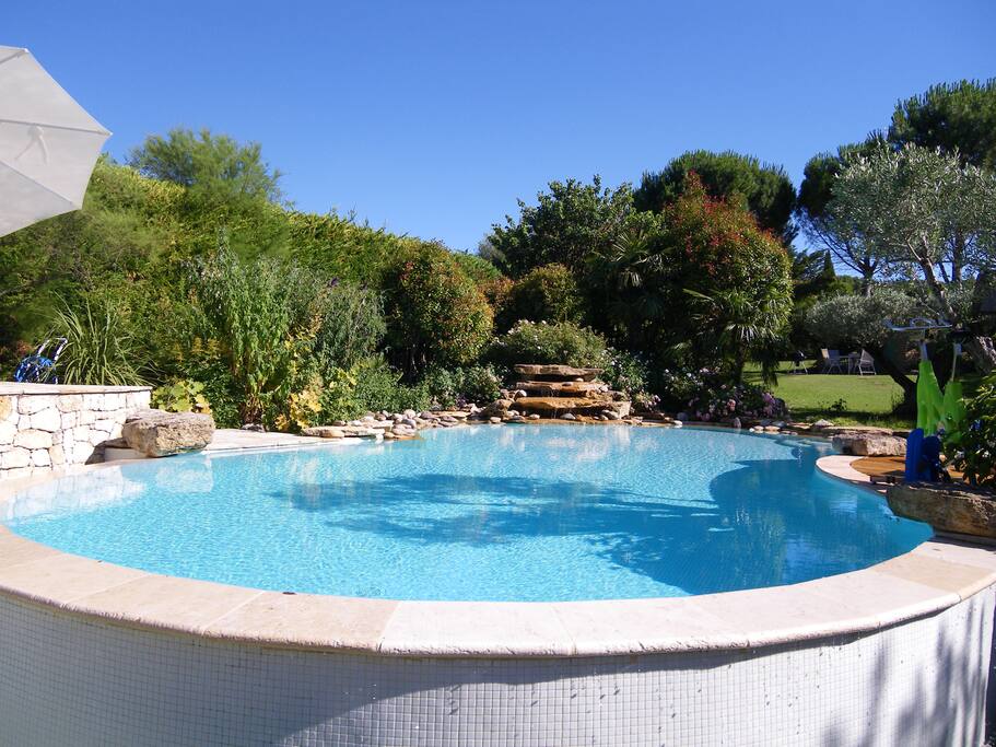 Piscine chauffée avec cascade en pierre.