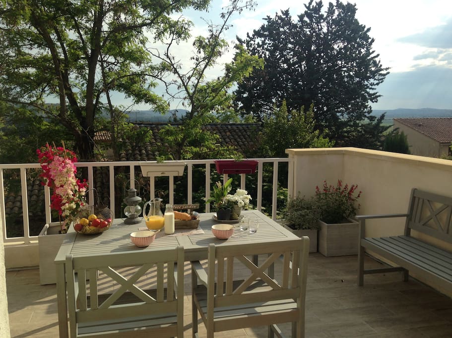 Terrasse au petit matin qui donne sur le Jardin avec le chant des oiseaux
