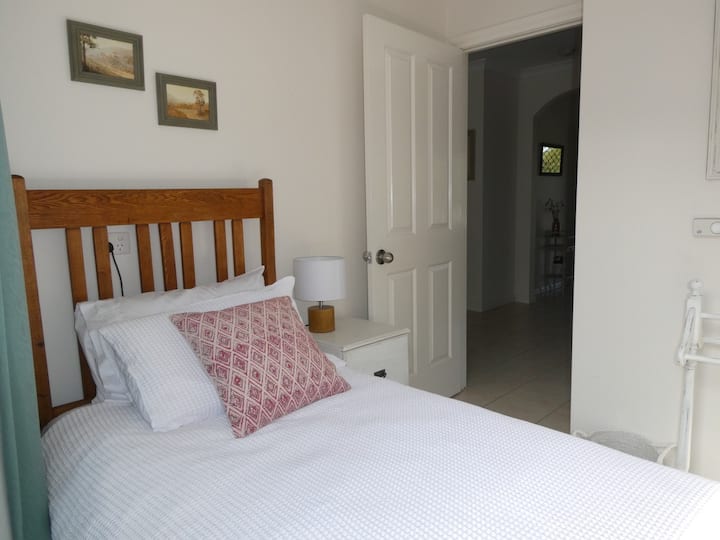 Mala, ali udobna jednostruka spavaća soba s ugrađenim garderoberom.