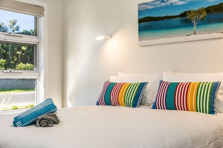 Spavaća soba u stanu 1 (u prizemlju) klimatizirana je i ima kvalitetan madrac s džepnim oprugama. Ima modernu kupaonicu sa spojenom kupaonicom s tuš-kabinom i podesivom glavom za tuširanje u ruci