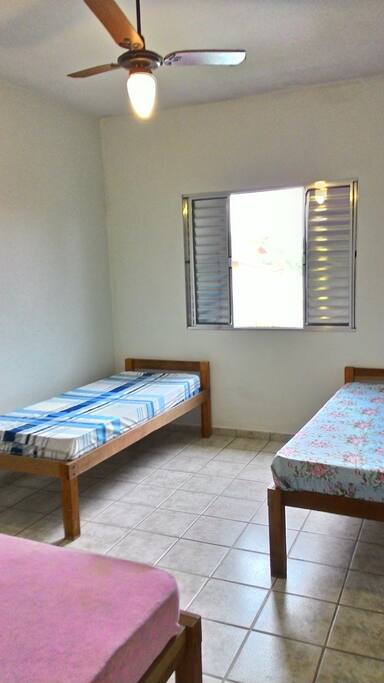 Quarto espaçoso.