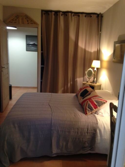La chambre à coucher avec placard et bureau.
