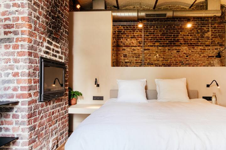 Luxury Coach House -3 rooms- Romantic City Garden gallery image 4