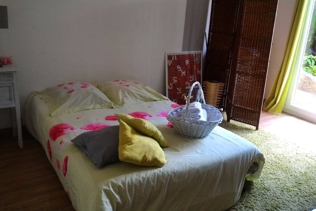 Chambre avec lit double, au calme, avec lavabo et serviettes à dispo...
