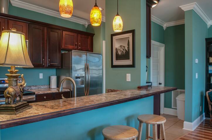 Sleeps 8, 4 King Suites/4.5 Baths, 5 min Downtown! gallery image 5