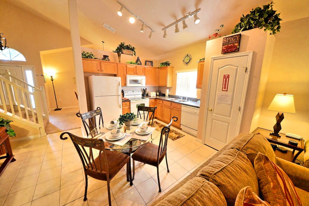 Kitchen & Breakfast Area