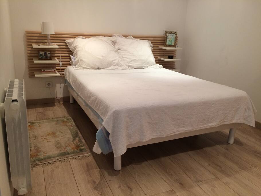 chambre avec lit double (matelas très confortable)