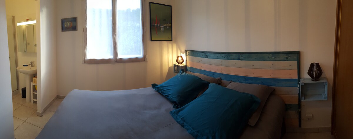 ห้องนอน 4 เตียง 160x200 ตู้เสื้อผ้าและห้องน้ำขนาดใหญ่พร้อมฝักบัวและอ่างล้างหน้า