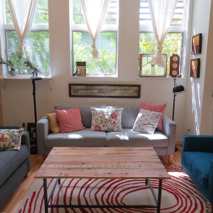 Cozy and modern living room with flat screen TV. Netflix & HBO-Go available.