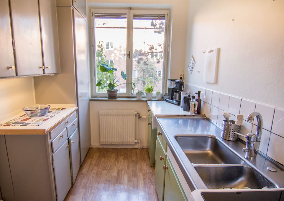 Retro style kitchen with all the necessities.