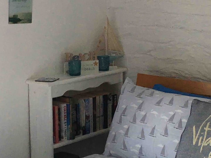 Selección de libros y juegos en caso de que esté mojado afuera. 