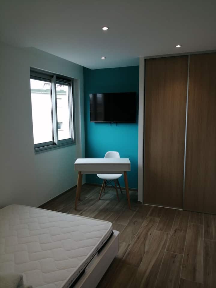 Minden helyiség intelligens tévével van felszerelve, amely csatlakoztatva van Chromecast nagy képernyővel 
Kivételes Wi-Fi-hálózat 
