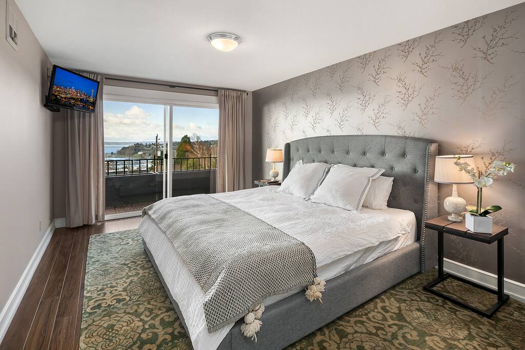 Bedroom 1, King bed