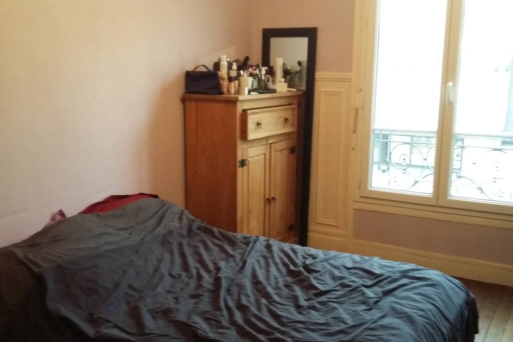 Chambre 2 personnes avec commode et table de chevet