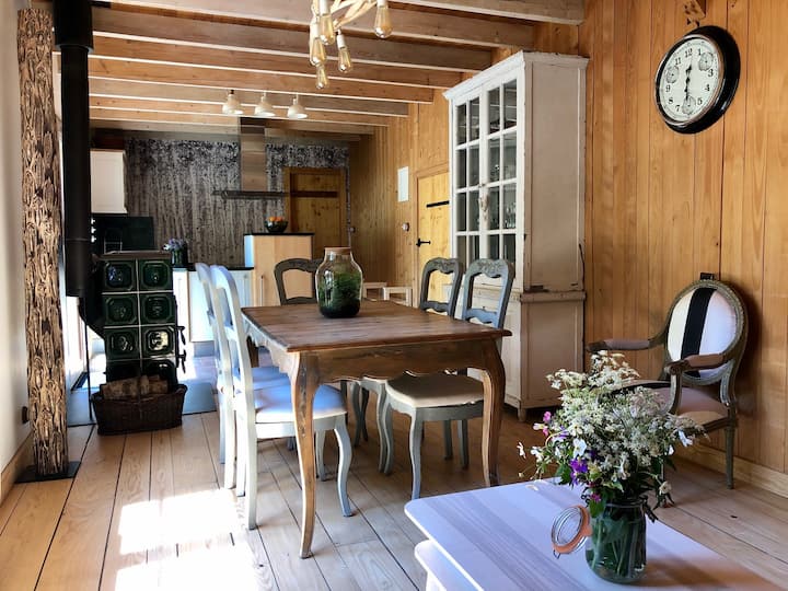 La salle à manger vue du salon. 