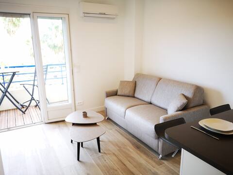 Successful Airbnb property: Sea view / Beach front luxurious flat in Antibes