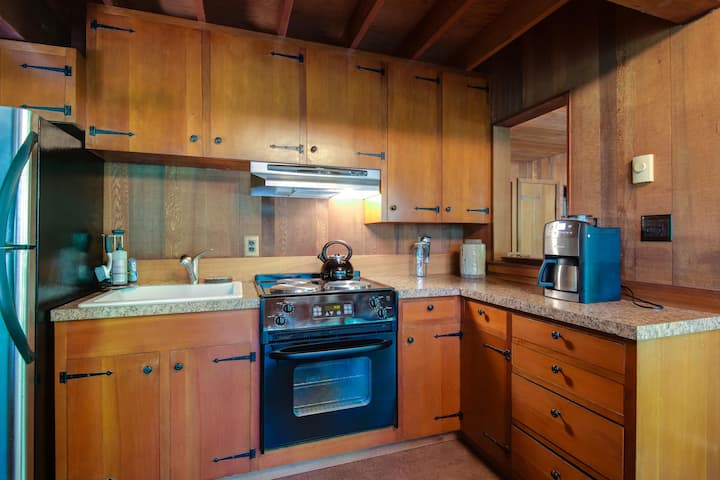 Quiet Riverside Cabin On Rock Creek River - Cascade Locks, OR