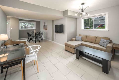 Successful Airbnb property: 3 mins to downtown, Full house with central AC in Renfrew