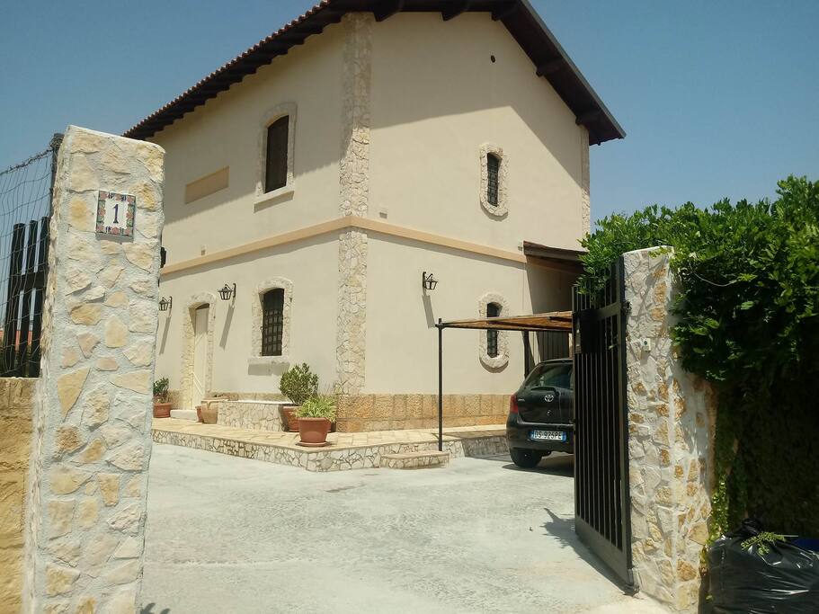 vista esterno dall'ingresso