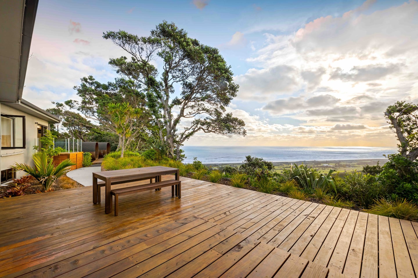 Muriwai Beach House/ Clifftop/ Heated Pool 2